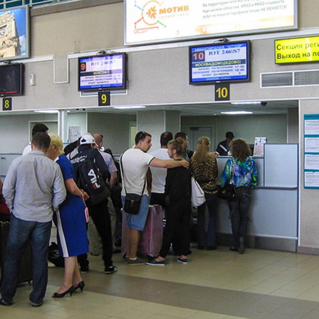 Сайт регистрации пассажира. Аэропорт Сургут стойка регистрации. Аэропорт Сургут внутри. Регистрация в аэропорту. Стойка электронной регистрации.